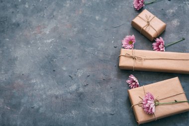 Hediye kutuları taş arka plan üzerinde sarılı. Düz yatıyordu kompozisyon