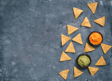 Kase guacamole ve queso tortilla cips ile