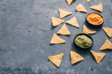 Kase guacamole ve queso tortilla cips ile