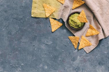 Kase guacamole ve queso tortilla cips ile