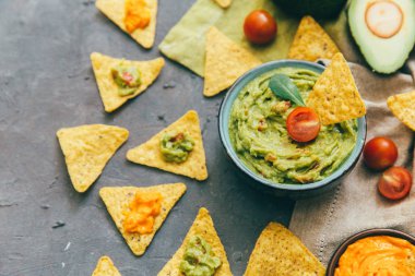 Guacamole mısır cipsi ve malzemeler ile 