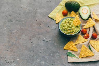 Guacamole mısır cipsi ve malzemeler ile 