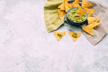 Guacamole mısır cipsi ve malzemeler ile 