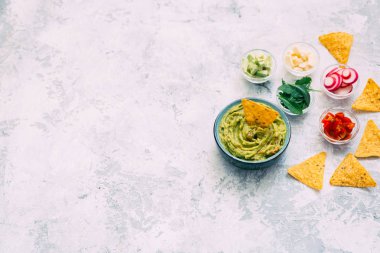 Guacamole mısır cipsi ve malzemeler ile 
