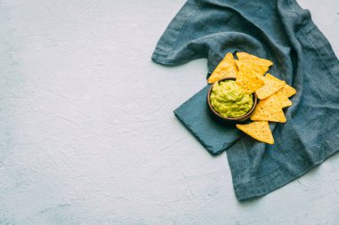 Mısır cipsi, sos guacamole ve malzemeler