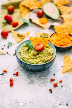 Guacamole mısır cipsi ve malzemeler ile 