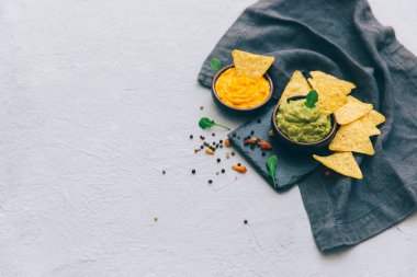 Mısır cipsi, sos guacamole ve malzemeler