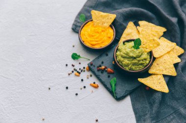 Mısır cipsi, sos guacamole ve malzemeler