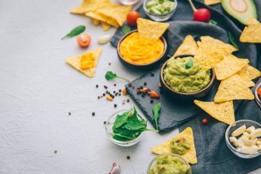 Mısır cipsi, sos guacamole ve malzemeler