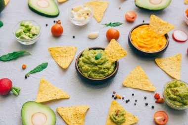 Mısır cipsi, sos guacamole ve malzemeler