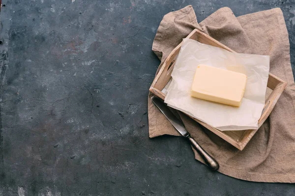 Manteiga fresca sobre fundo rústico. Vista superior. Espaço de cópia — Fotografia de Stock