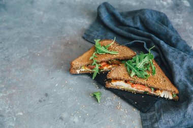  Peynir, sosis ve sebze ile taze Türkiye sandviç