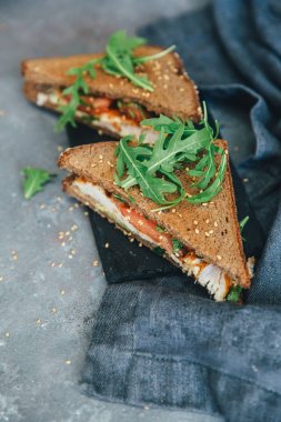  Peynir, sosis ve sebze ile taze Türkiye sandviç