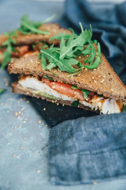 organik malzemelerle hazırlanan taze ev yapımı Türkiye sandviç