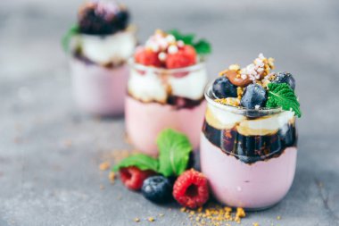 tatlı meyve, fındık ve krem peynir cam ile katmanlı