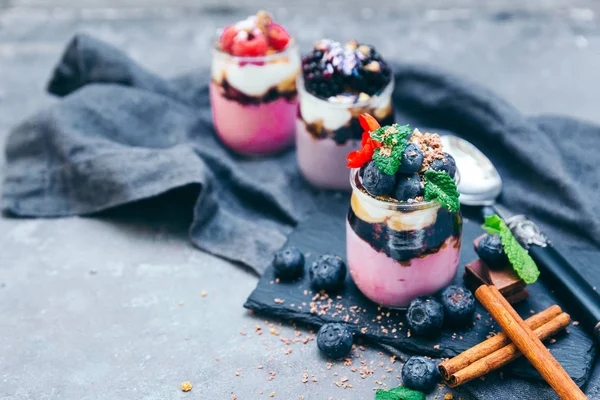 Sobremesa em camadas com frutas, nozes e creme de queijo em frasco de vidro — Fotografia de Stock