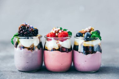 Jogurt ve jöle tatlı çilek ile