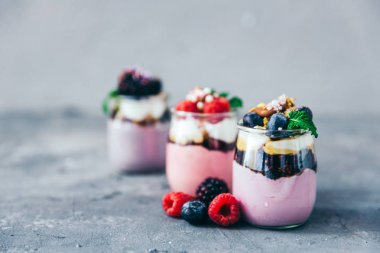 bir bardak taze Kara Orman vişneli tatlı