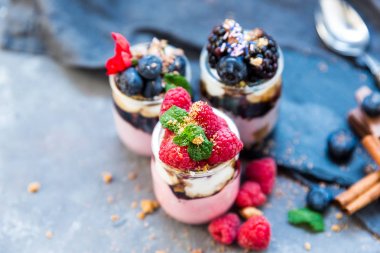 bir bardak taze Kara Orman vişneli tatlı