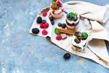 bir bardak taze Kara Orman vişneli tatlı