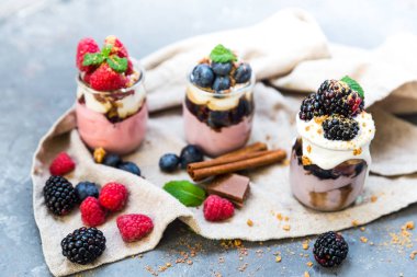 bir bardak taze Kara Orman vişneli tatlı