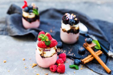 bir bardak taze Kara Orman vişneli tatlı