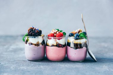 Şekerli tatlı bisküvi ile cam