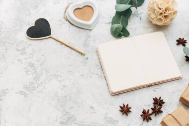 Not Defteri ile düz yatıyordu çalışma alanı