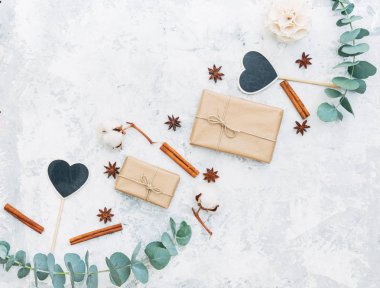 Hediye kutusu ve yaprakları antika arka plan üzerinde düz yatıyordu kompozisyonu 