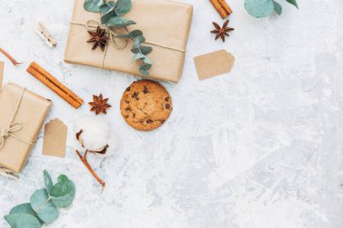 Hediye kutusu ve yaprakları antika arka plan üzerinde düz yatıyordu kompozisyonu 