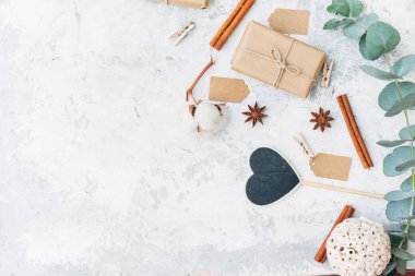 Hediye kutuları ve tarçın antika arka plan üzerinde düz yatıyordu kompozisyonu