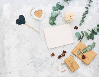 Hediye kutuları ve tarçın antika arka plan üzerinde düz yatıyordu kompozisyonu