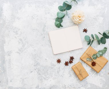 Hediye kutuları ve tarçın antika arka plan üzerinde düz yatıyordu kompozisyonu