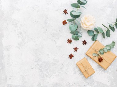 Hediye kutusu, yaprakları ile düz yatıyordu kompozisyon. Gri arka plan