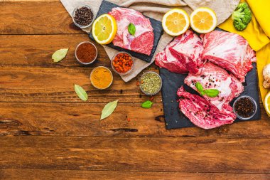 Koyu ahşap arka planda çiğ etli biftek.