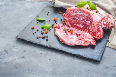 Baharat gri arka plan üzerinde ham taze et biftek