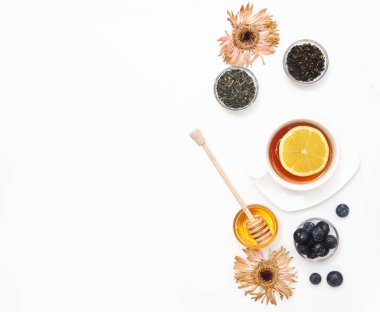 Tatlım, vahşi berry ve beyaz arka plan üzerinde çiçekler ile bitkisel çay. Yat, alanı Kopyala 