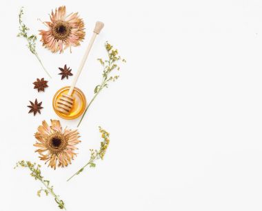 Otlar ve güzel bitti beyaz arka plan ile tatlım. Düz yatıyordu, en iyi görünüm, kopya alanı 