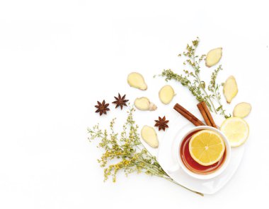 Otlar, zencefil ve beyaz arka plan üzerinde anason çay seti. Düz yatıyordu, en iyi görünüm, kopya alanı 