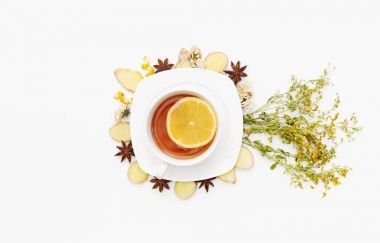 Taze limon çayı zencefil beyaz arka plan ile. Doğal soğuk çare. Düz yatıyordu, en iyi görünüm, kopya alanı 