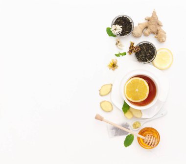 Limon ve bal ile zencefil çayı fincan. Düz yatıyordu, en iyi görünüm, kopya alanı 