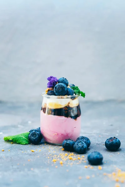 Jogurt and jelly dessert with berries — Stock Photo, Image