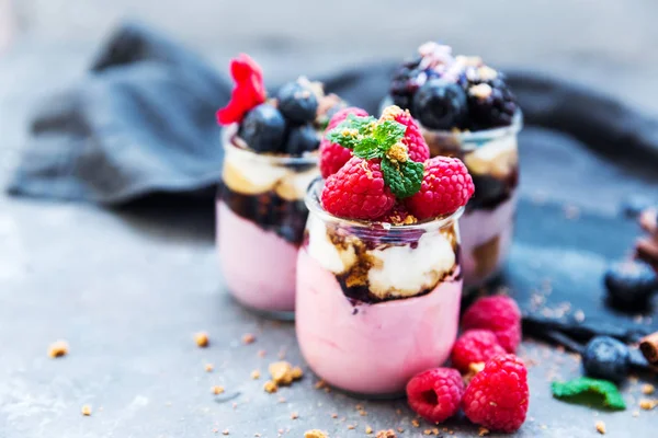 Frisches Schwarzwälder Kirschdessert im Glas — Stockfoto