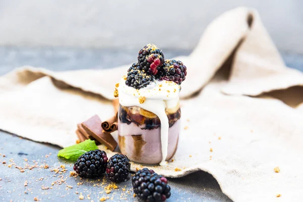 Süßes Dessert im Glas mit Keks — Stockfoto