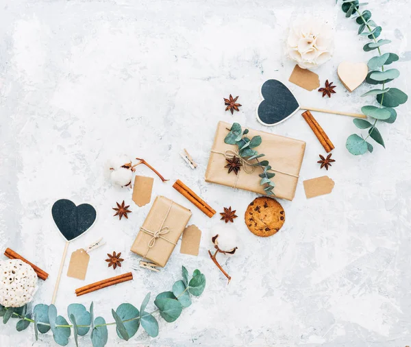 Flat lay composizione con scatola regalo e foglie su sfondo vintage — Foto Stock