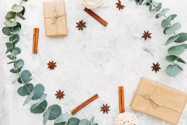 Composición plana con cajas de regalo y palitos de canela sobre fondo vintage — Foto de Stock