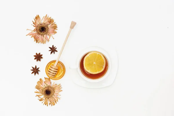 Chá de ervas com limão e gengibre sobre fundo branco. Flat lay, vista superior, espaço de cópia — Fotografia de Stock