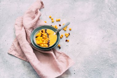 Mango smoothie kase. Sağlıklı kahvaltı. Mango smoothie tahıllar ile 