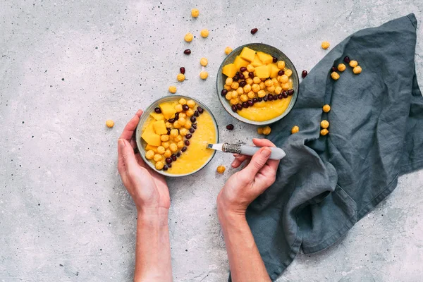 Mango smoothies kase holding eller. Düz yatıyordu