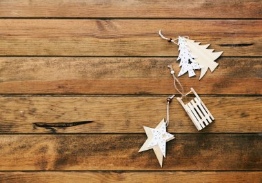 Noel dekorasyonları ahşap masa üzerinde. Yeni yıl 2018. En az arka plan